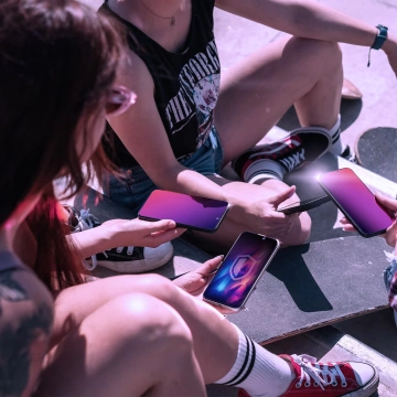 Prywatyzujące szkło hartowane na Apple iPhone 16 Pro - 3mk Rainbow Privacy